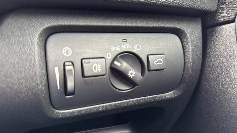 Volvo V40 T2 [122] R DESIGN Edition 5dr Petrol Hatchback